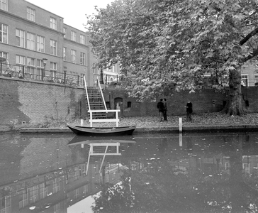 859056 Gezicht op de werfkelders ter hoogte van het pand Oudegracht 427 te Utrecht, met links een deel van de Bijlhouwerbrug.